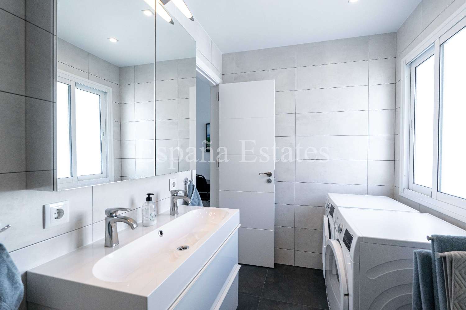 ¡Vida moderna en el corazón de Nerja!