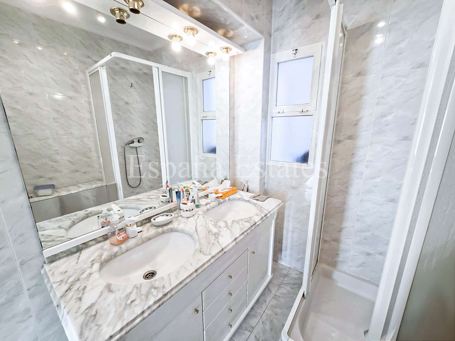 Lägenhet i första strandlinjen!