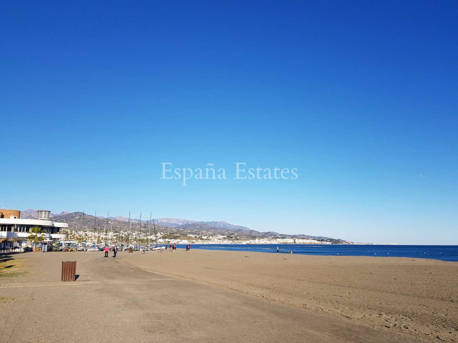 Live beach close with pool & gym!