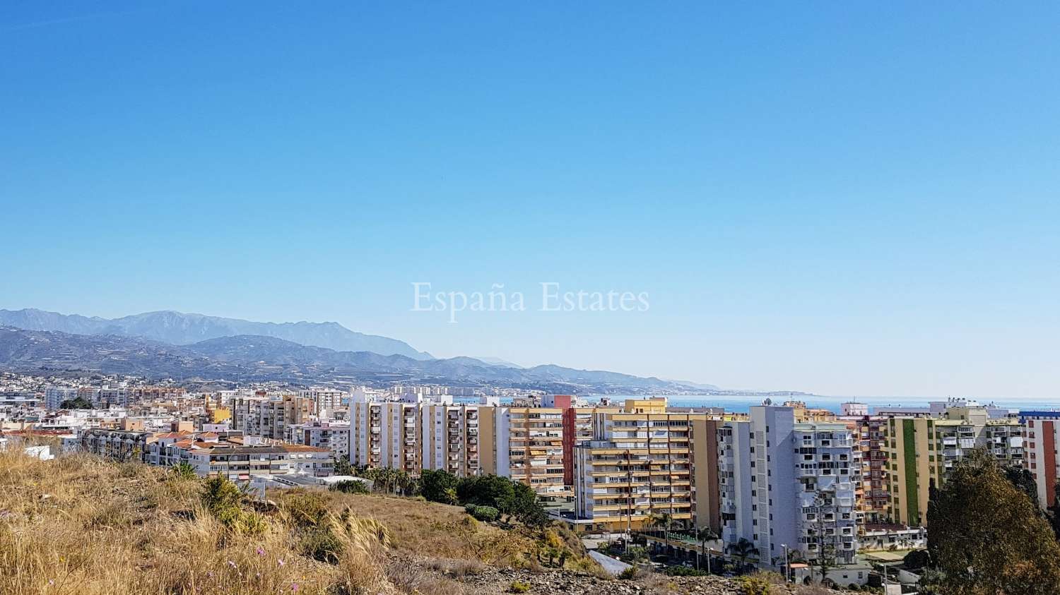 Live beach close with pool & gym!