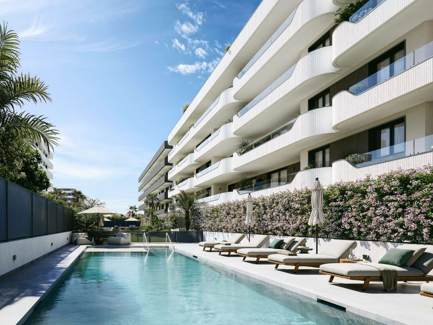 Live beach close with pool & gym!