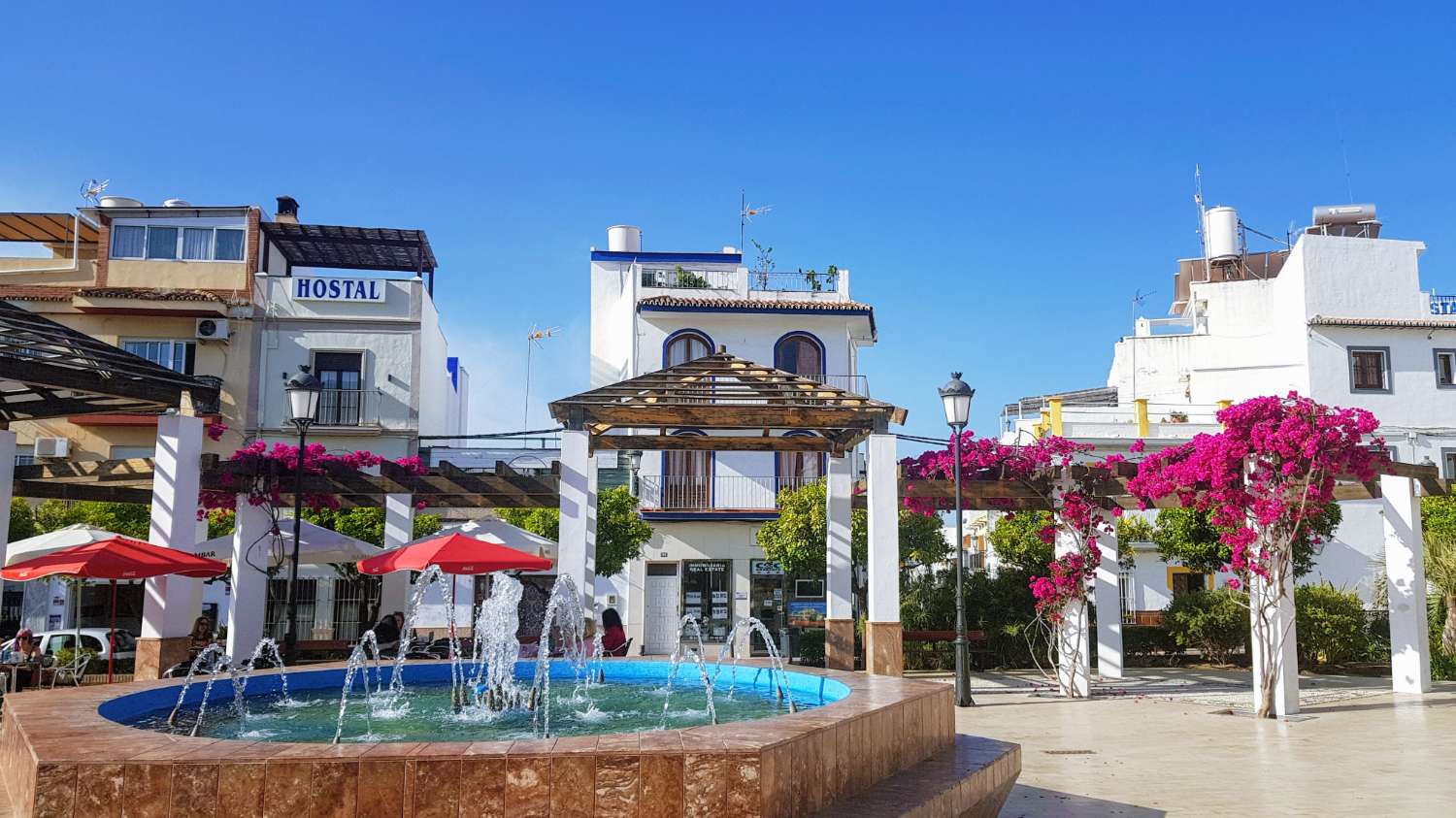 ¡Vive en la Calle Carabeo de Nerja!