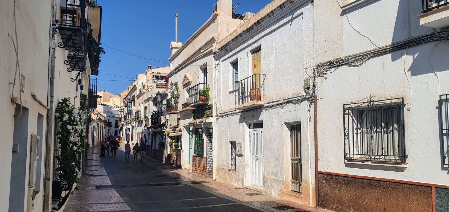 ¡Vive en la Calle Carabeo de Nerja!