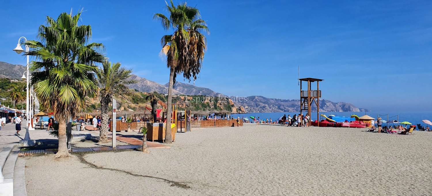 ¡Piscina, vistas al mar y a las montañas!