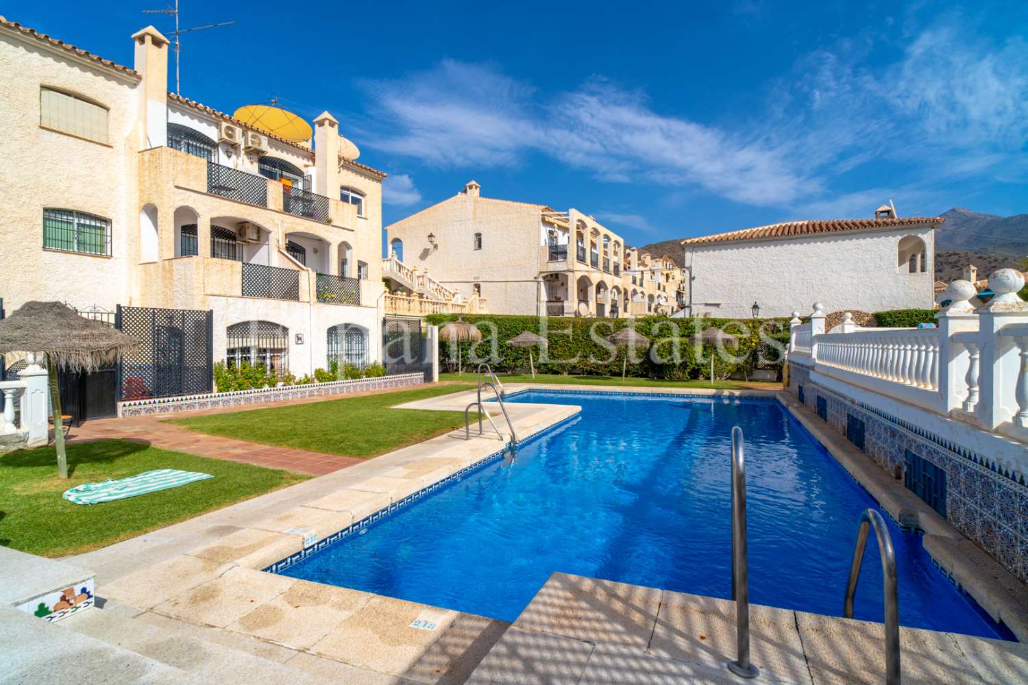 ¡Piscina, vistas al mar y a las montañas!