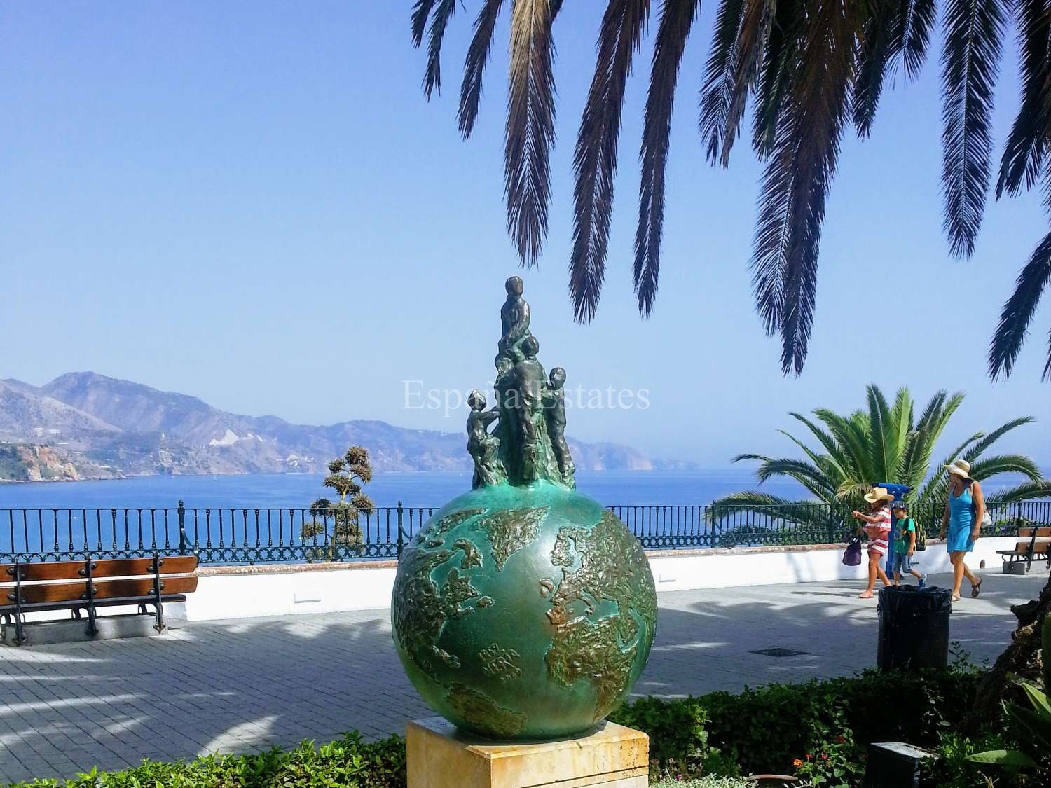 ¡Piscina, vistas al mar y a las montañas!