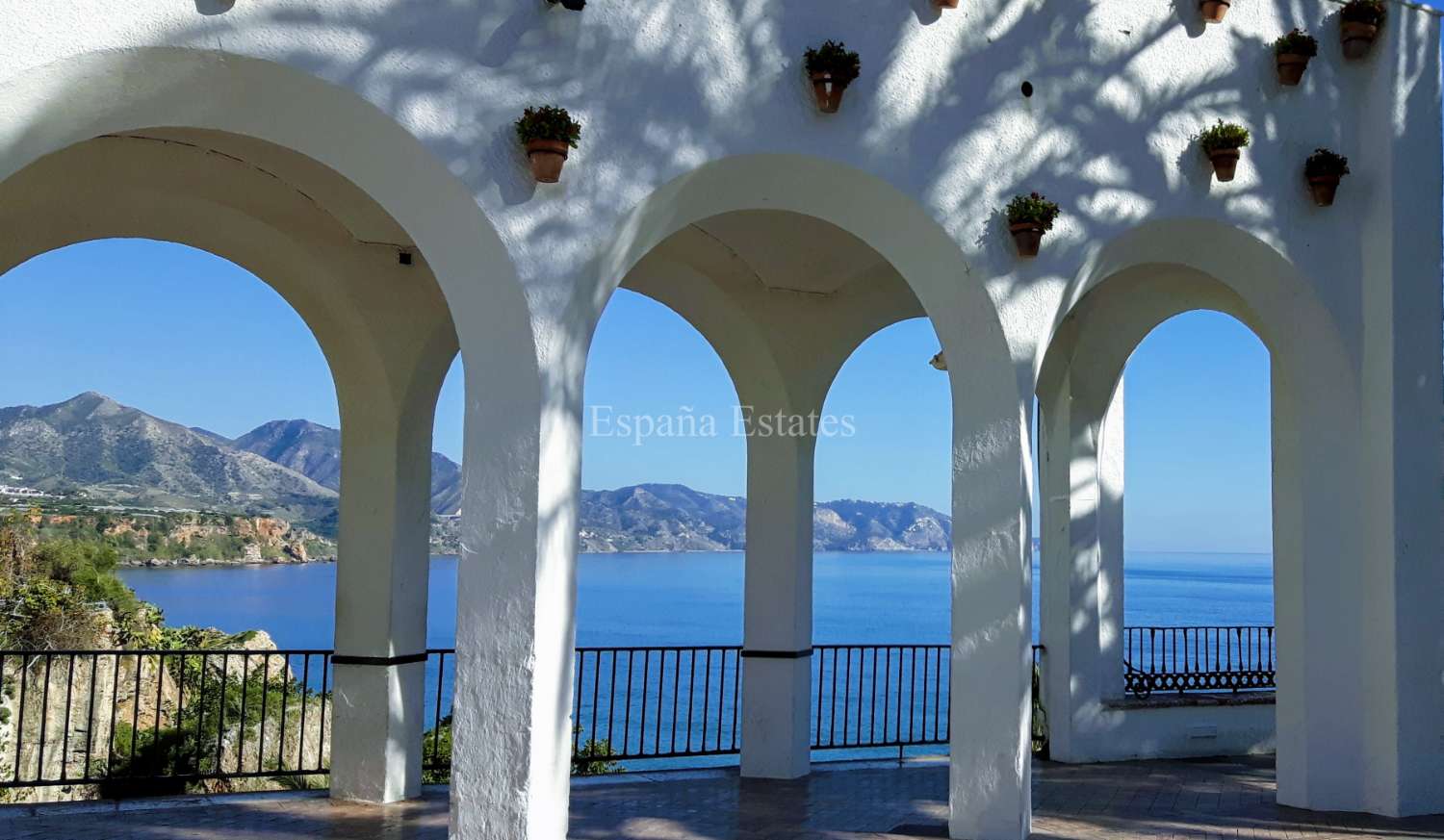 Pool, sea view and mountain views!