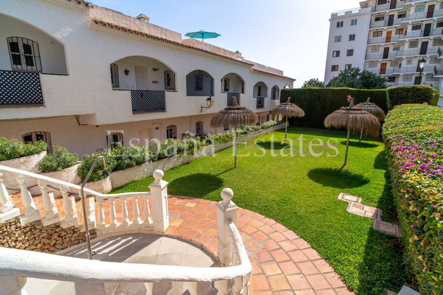 ¡Piscina, vistas al mar y a las montañas!