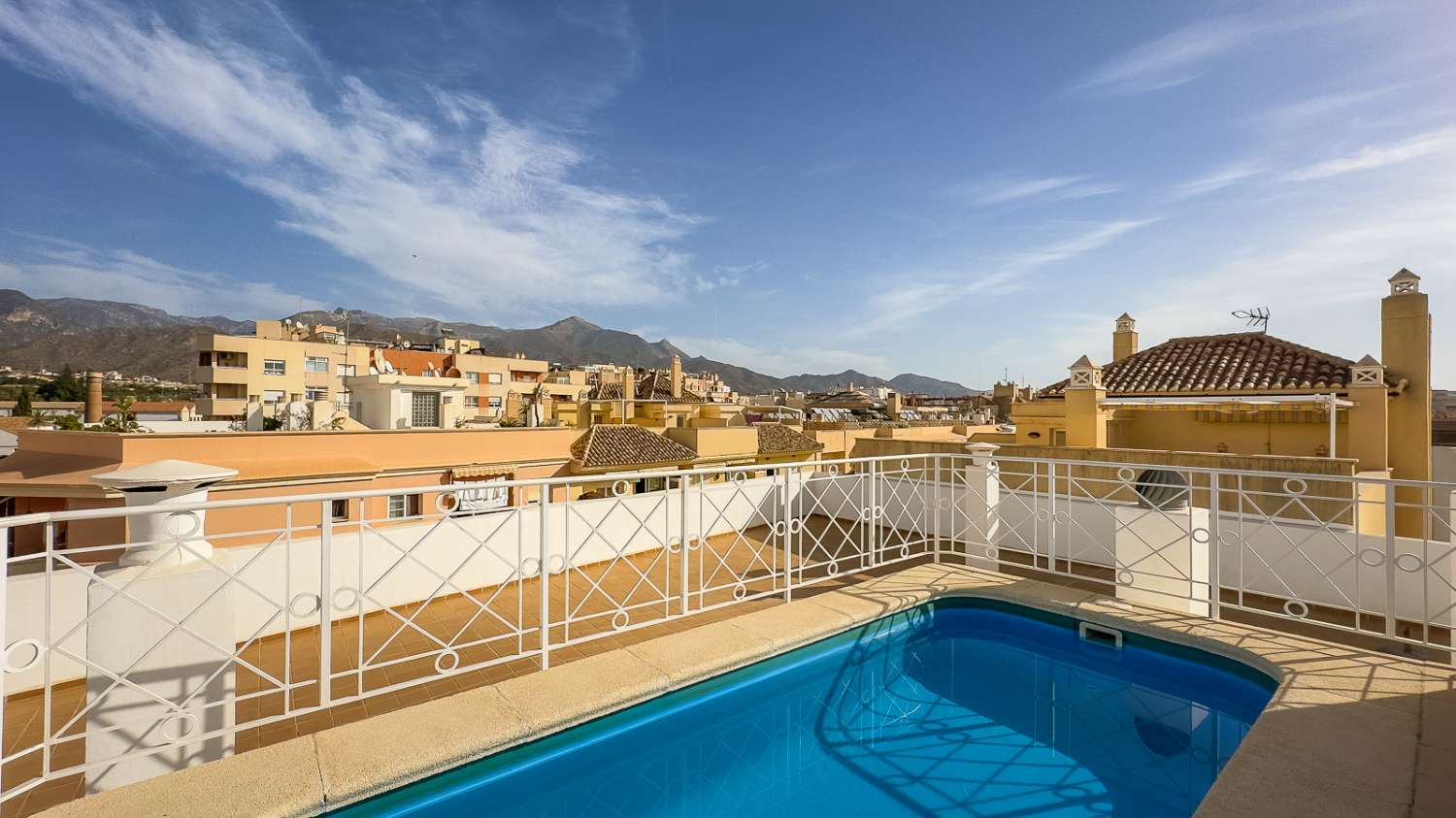 Central location, roof terrace and pool!