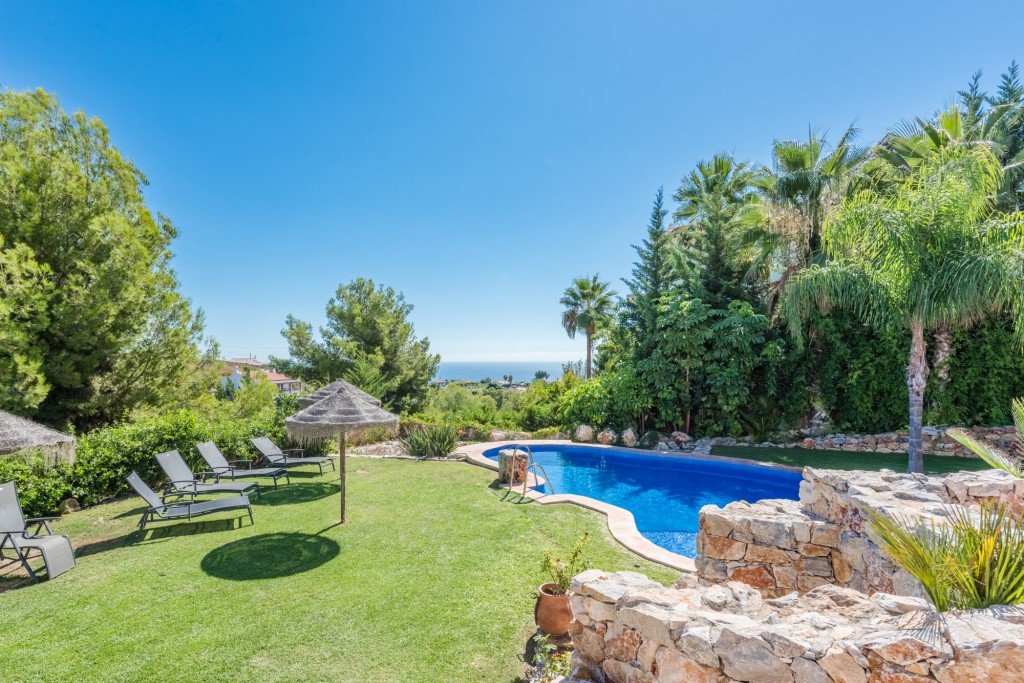 ¡Villa de lujo con piscina y vistas al mar!