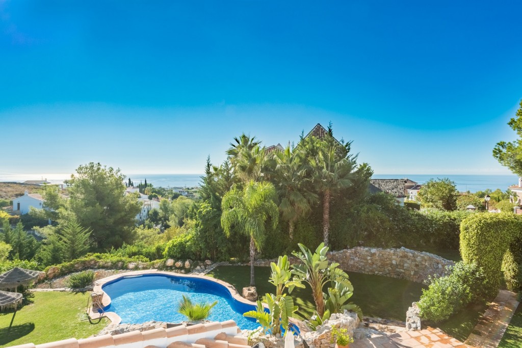 ¡Villa de lujo con piscina y vistas al mar!