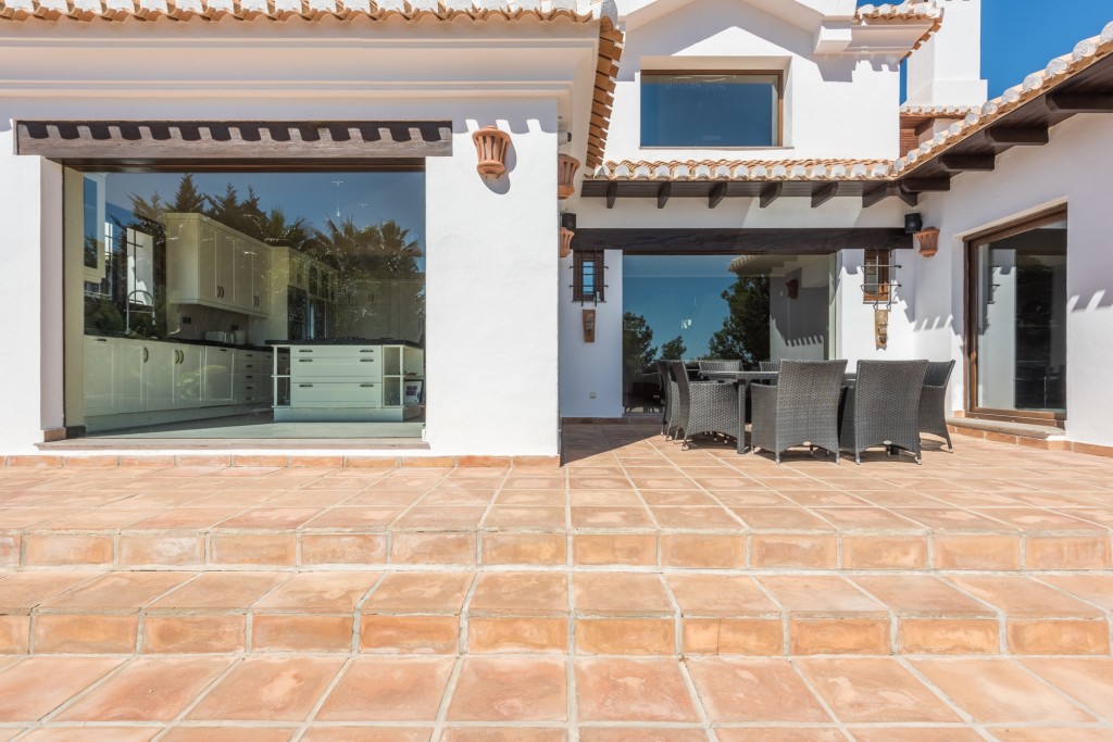 ¡Villa de lujo con piscina y vistas al mar!