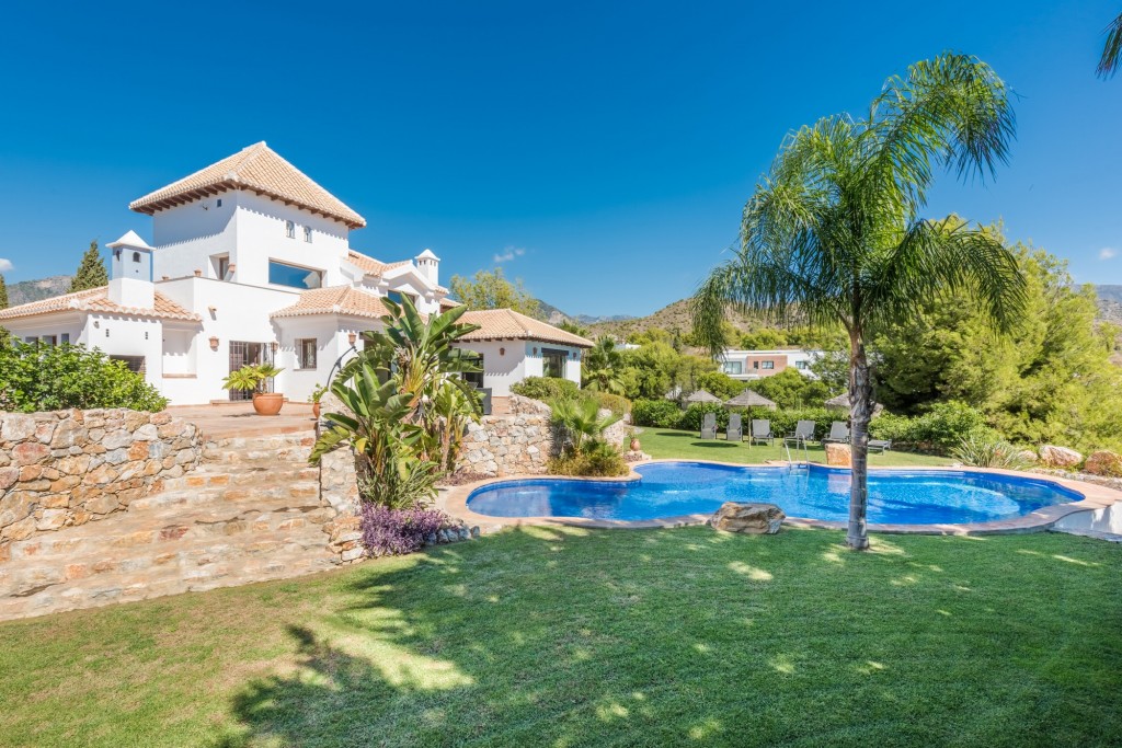 ¡Villa de lujo con piscina y vistas al mar!