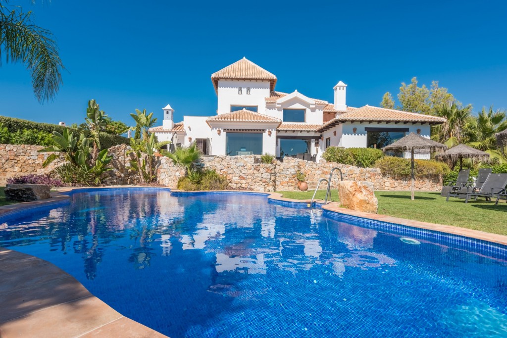 ¡Villa de lujo con piscina y vistas al mar!