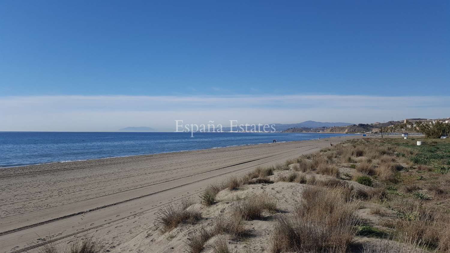 Private garden and 500 m to the beach!