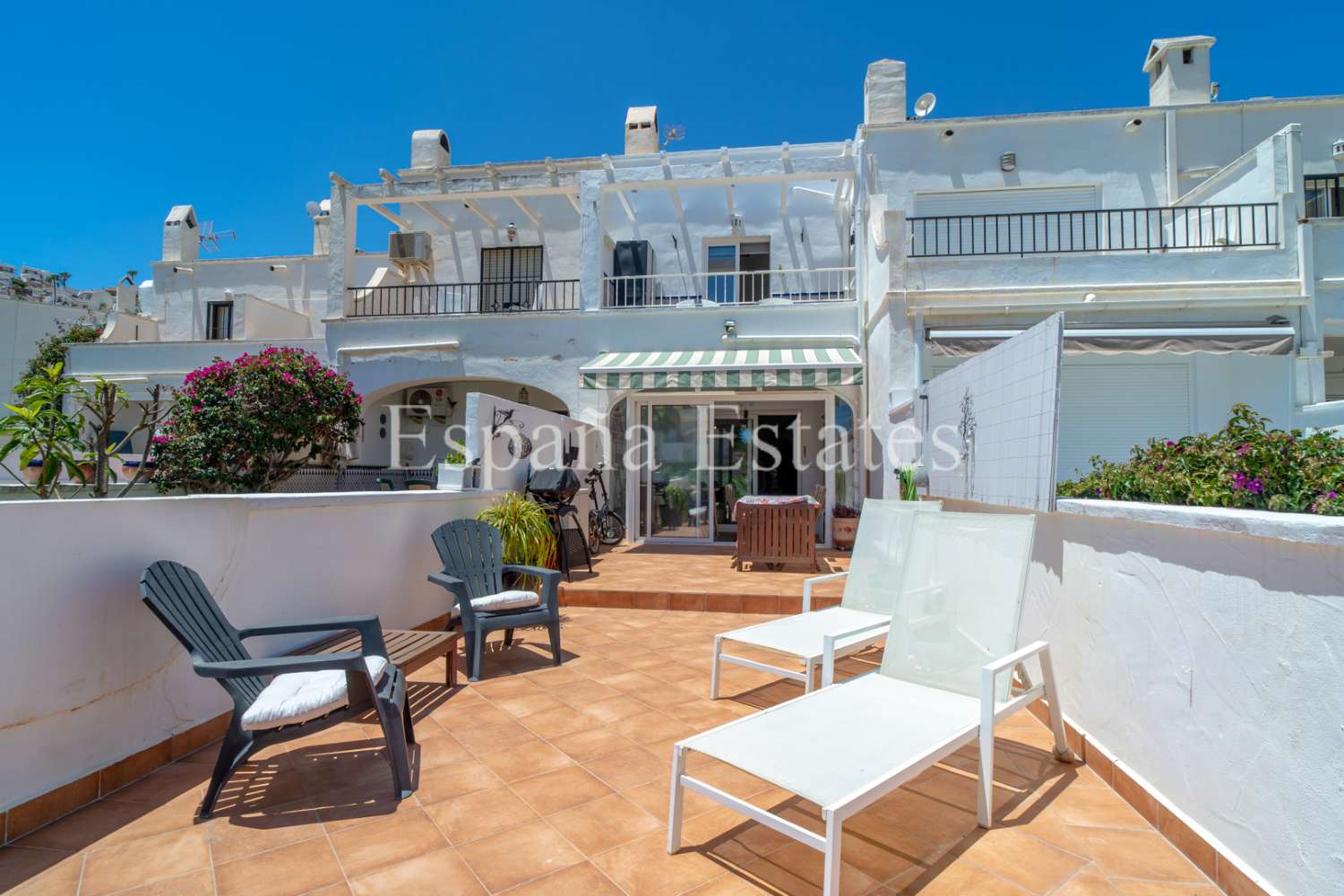 Close to the beach with pool and fantastic view!