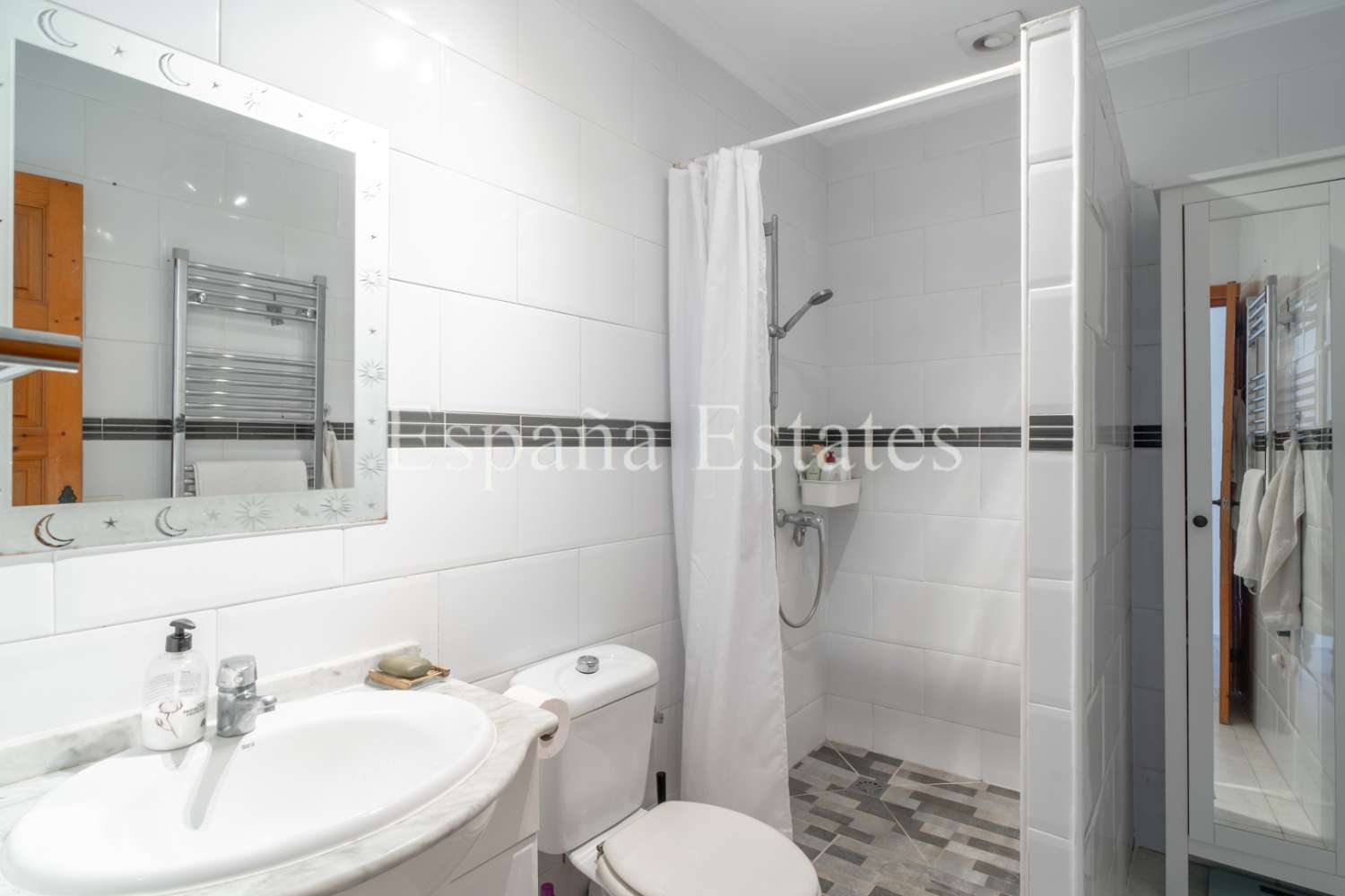 Close to the beach with pool and fantastic view!