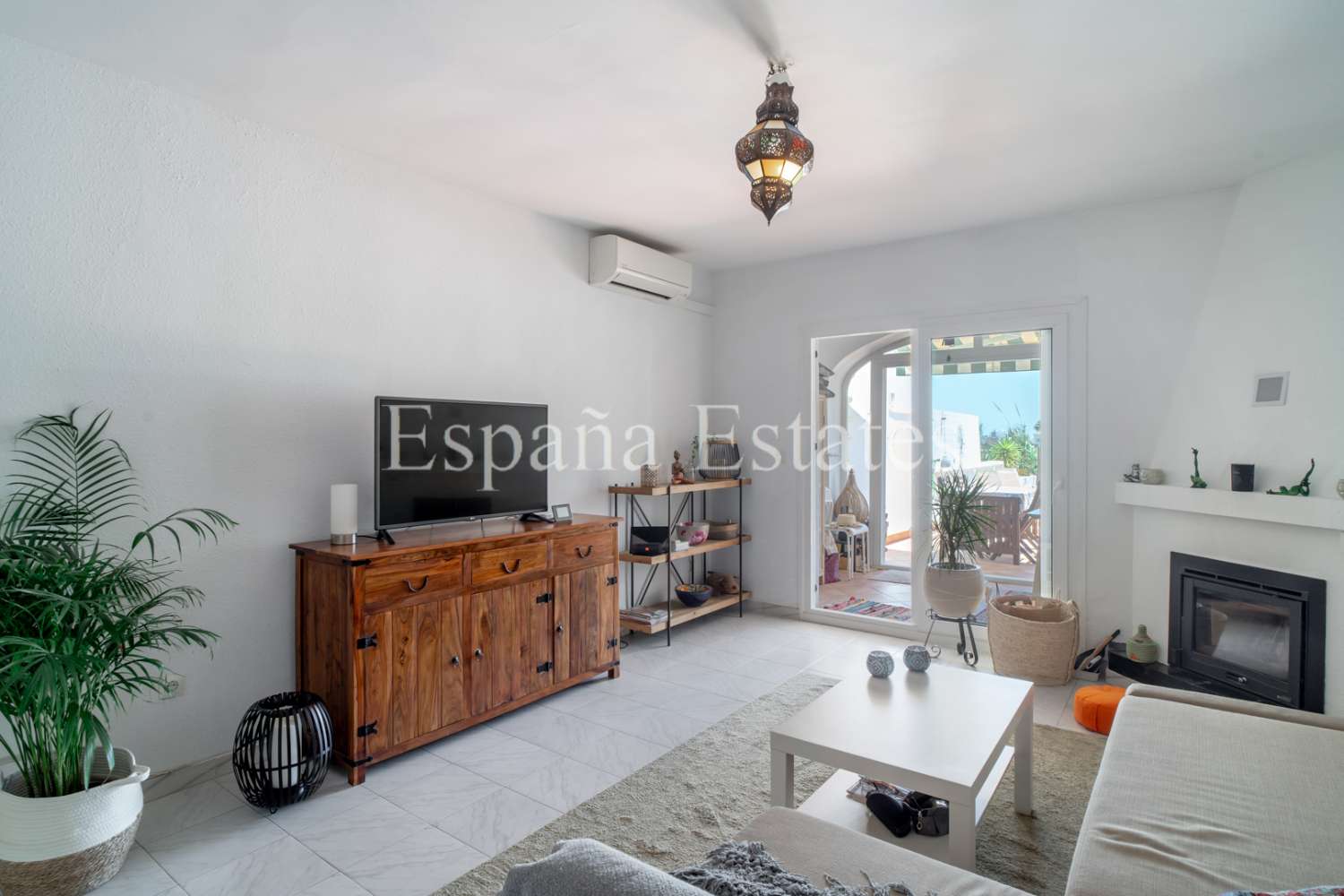 Close to the beach with pool and fantastic view!