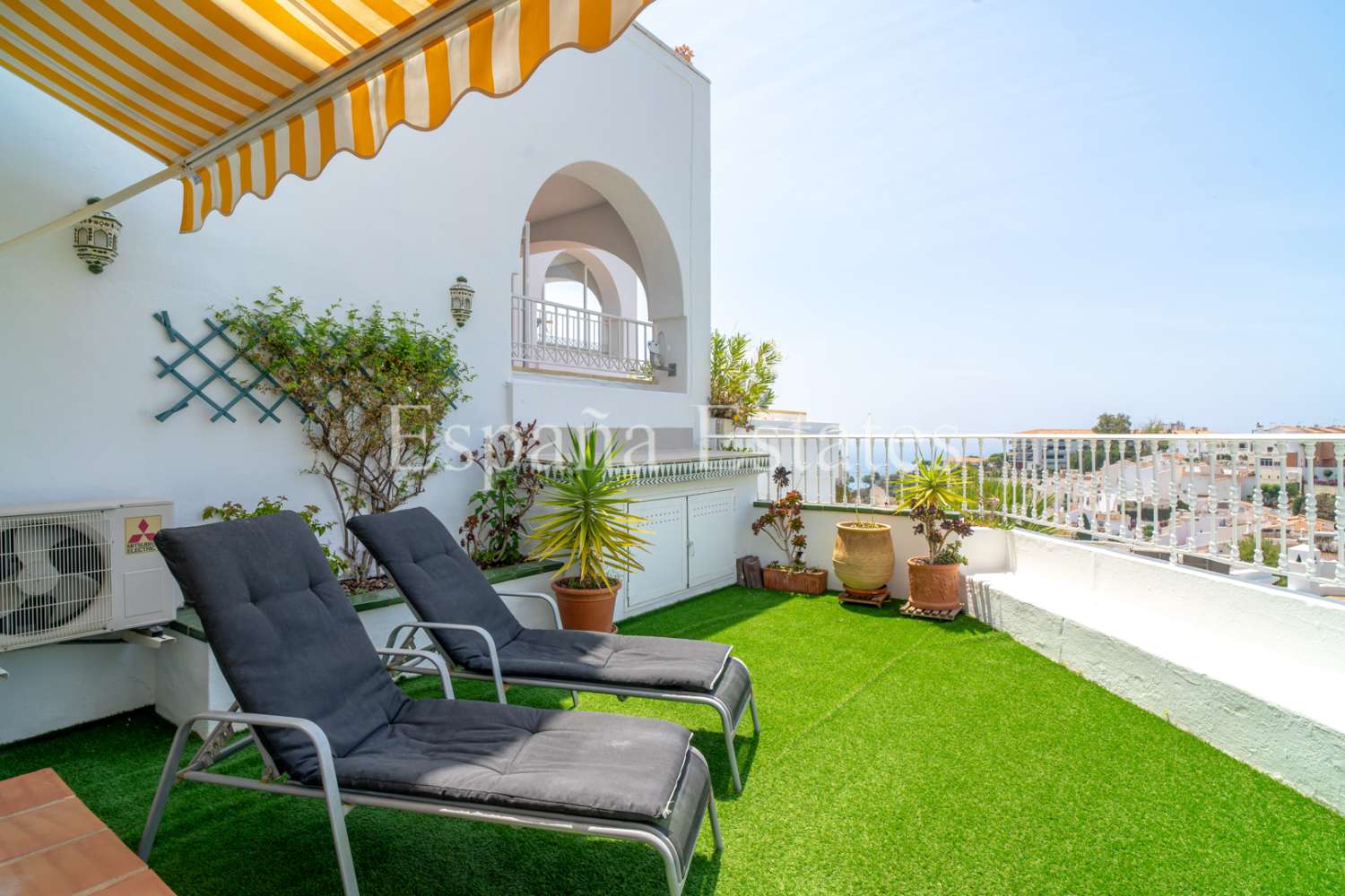 Grande terrasse, vue mer et piscine!