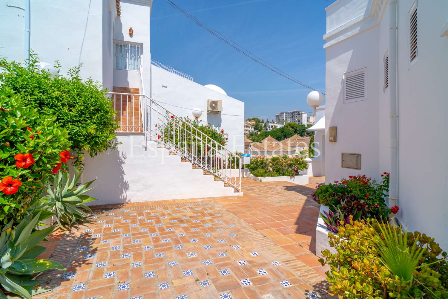 Grande terrazza, vista mare e piscina!