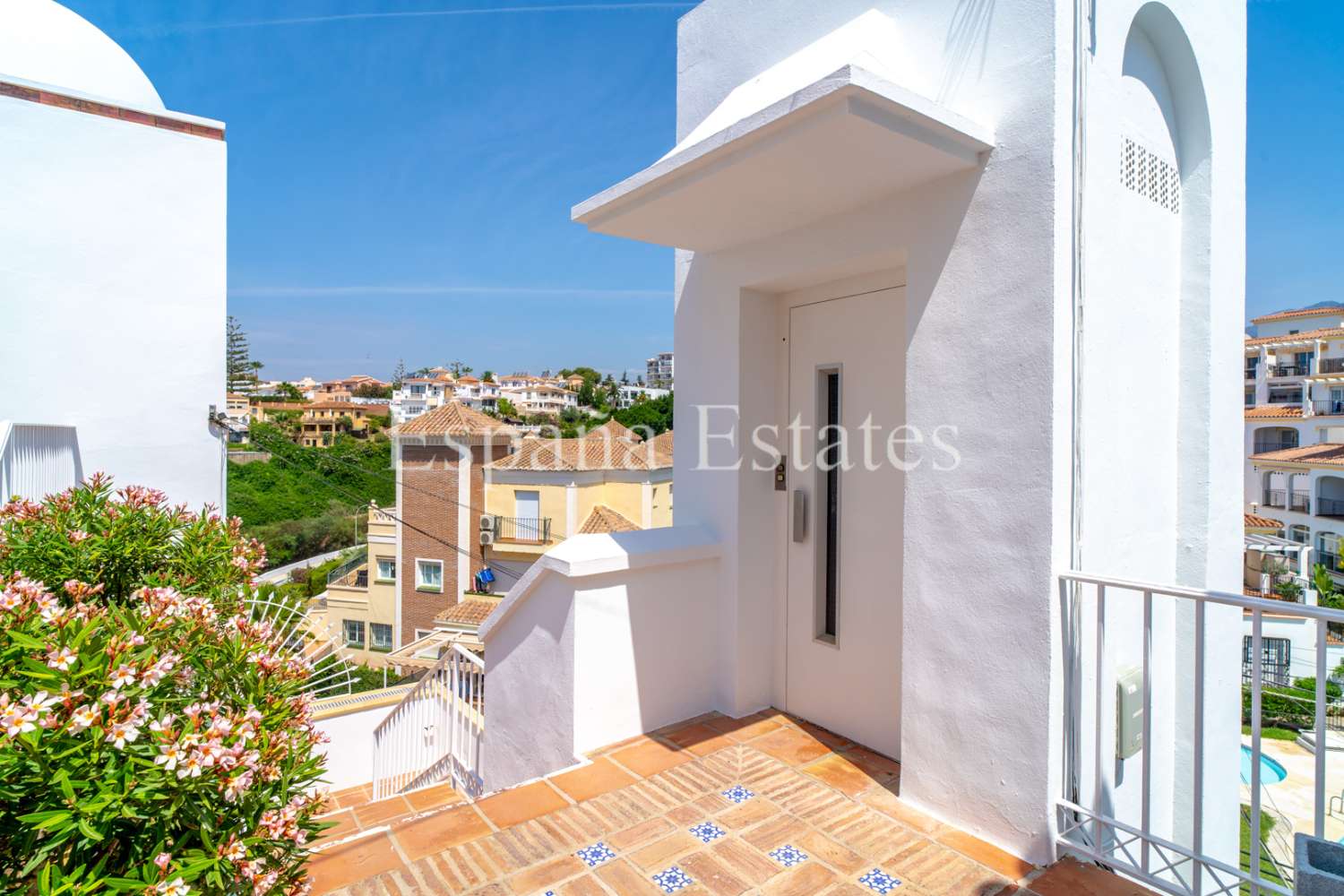 Gran terraza, vistas al mar y piscina!