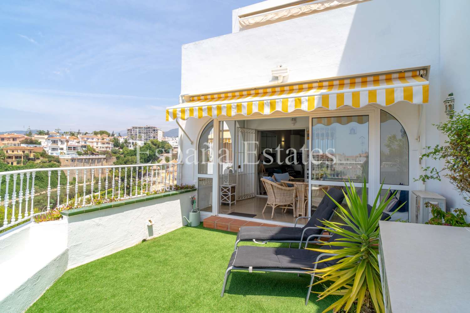 Grande terrasse, vue mer et piscine!