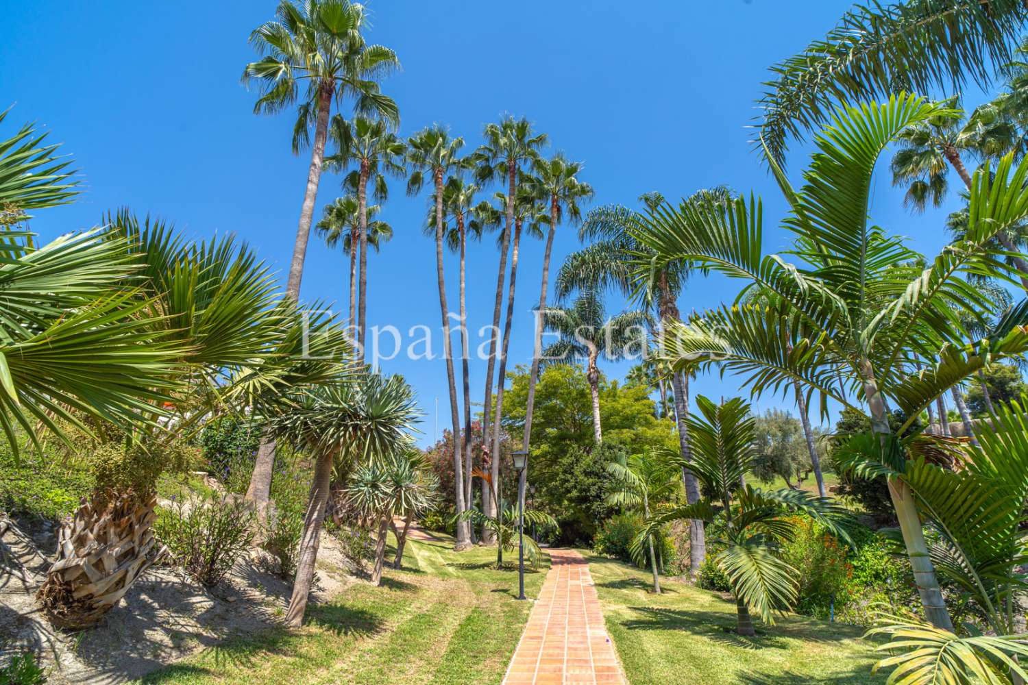 ¡Encantador apartamento con jardín y terraza!