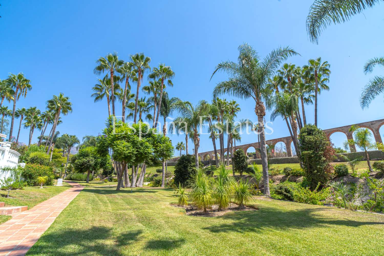 ¡Encantador apartamento con jardín y terraza!