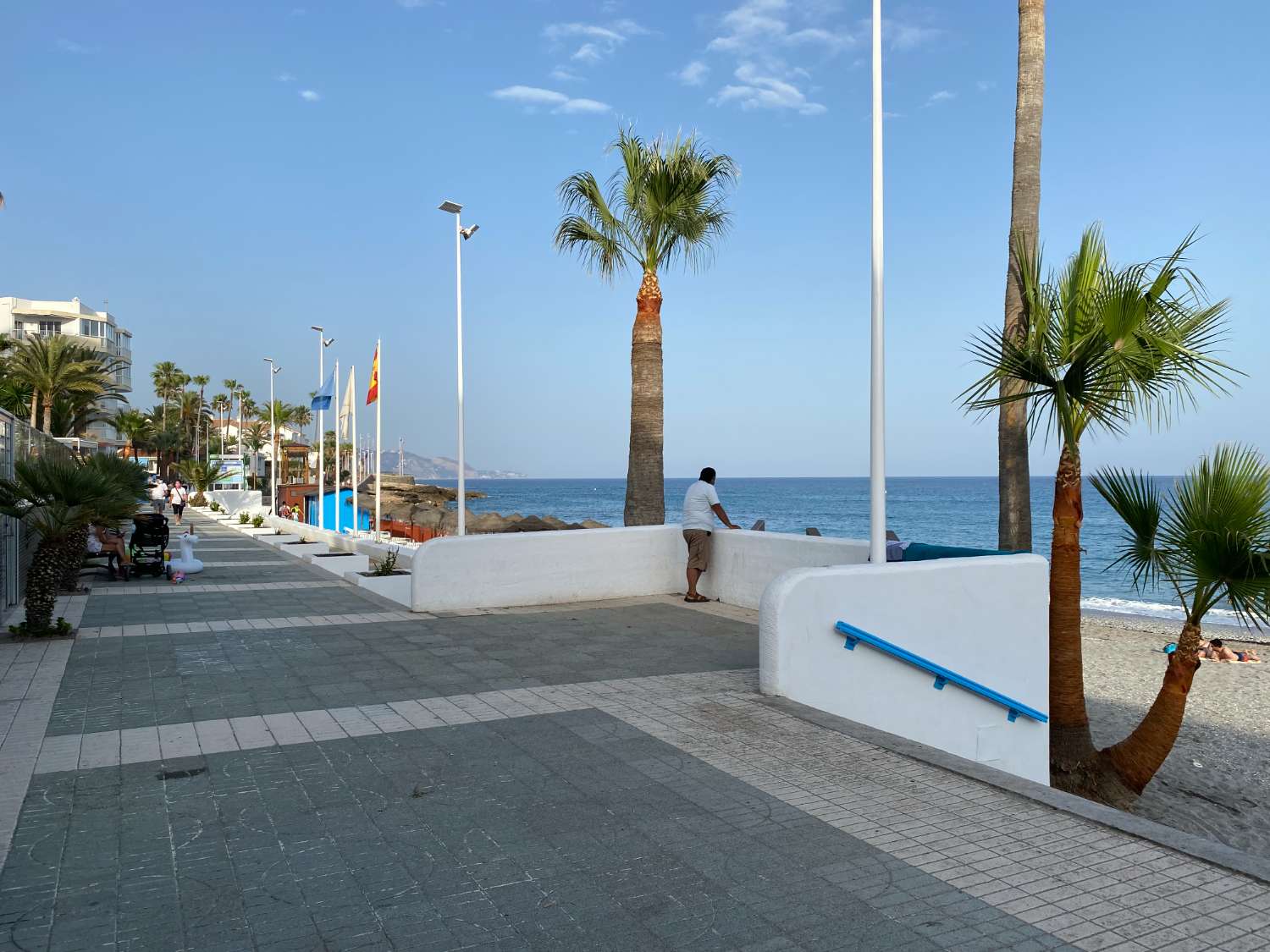 ¡A tiro de piedra de la playa!