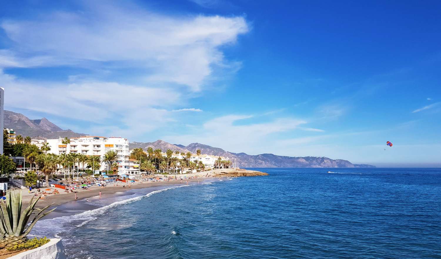 ¡A tiro de piedra de la playa!