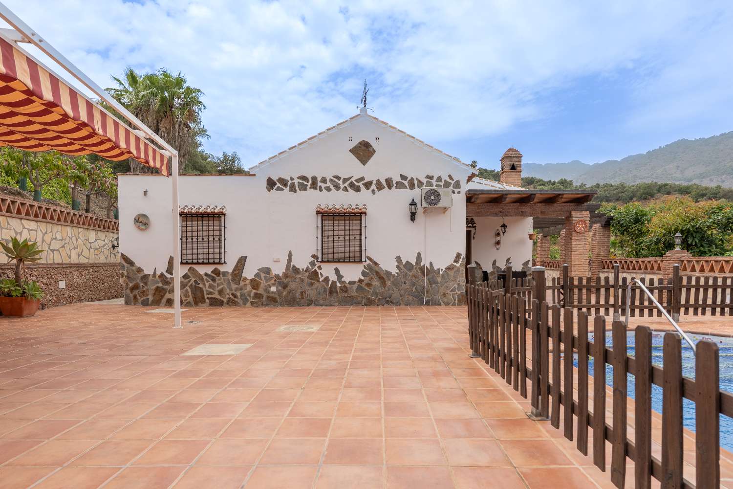 ¡Vistas a Frigiliana desde la tumbona!
