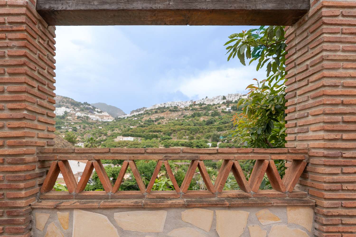 ¡Vistas a Frigiliana desde la tumbona!