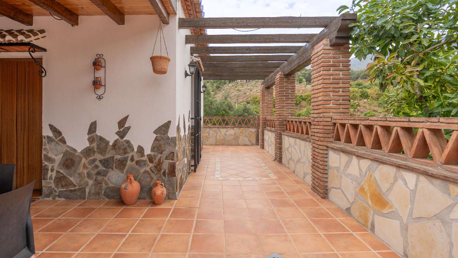 ¡Vistas a Frigiliana desde la tumbona!
