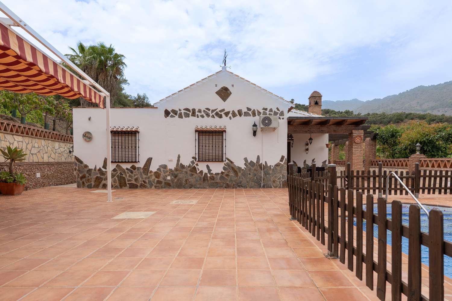 ¡Vistas a Frigiliana desde la tumbona!