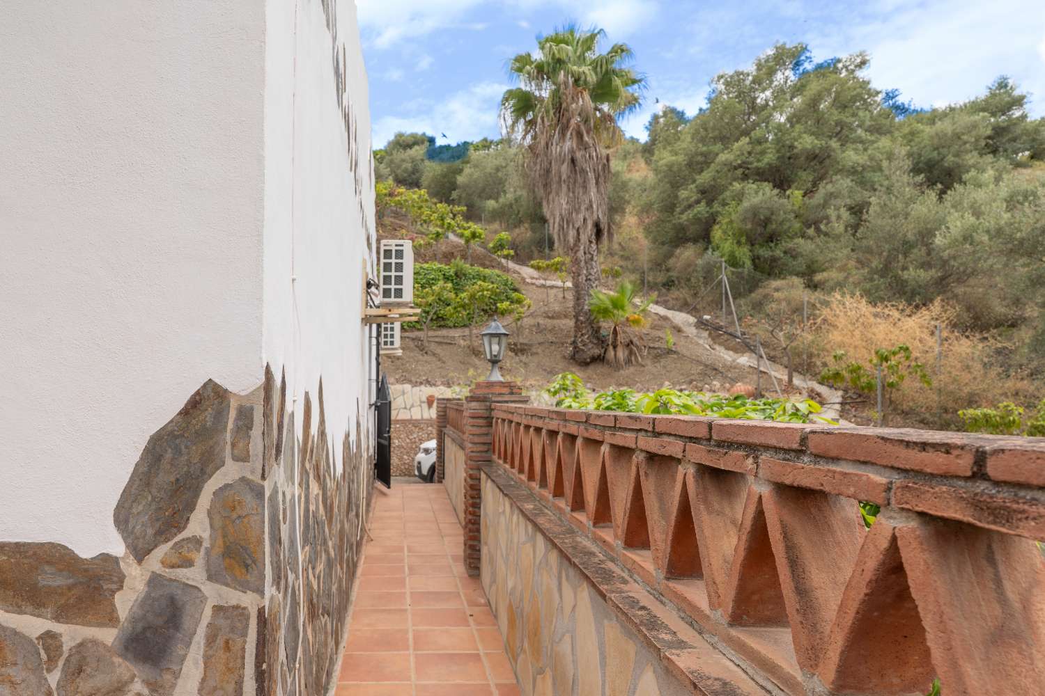 ¡Vistas a Frigiliana desde la tumbona!
