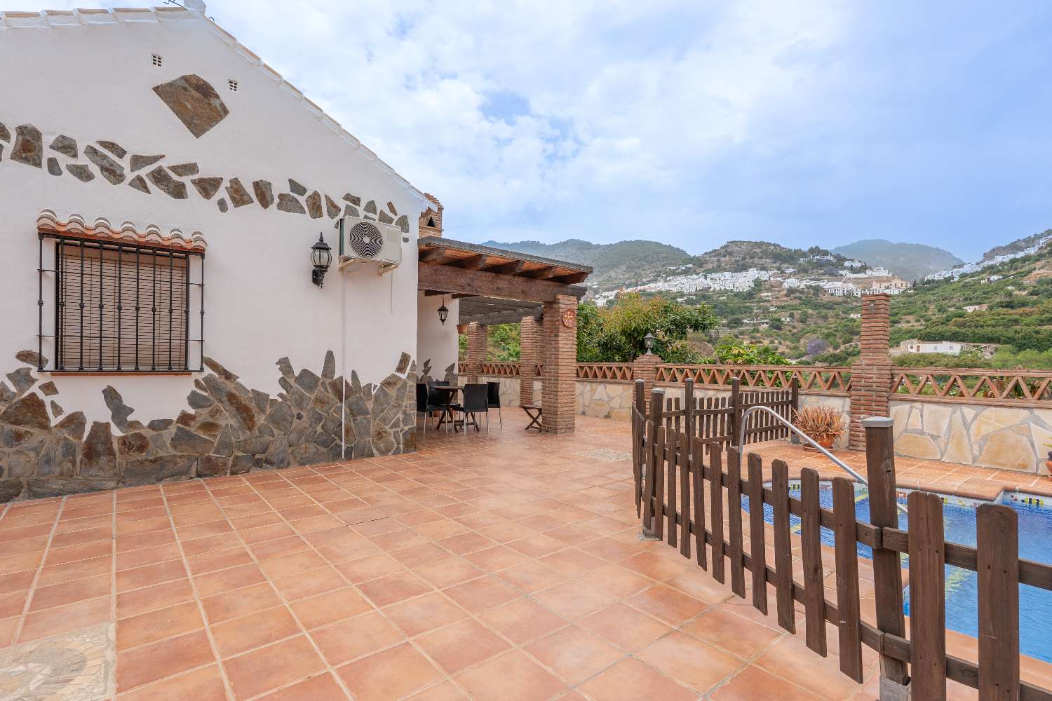 ¡Vistas a Frigiliana desde la tumbona!
