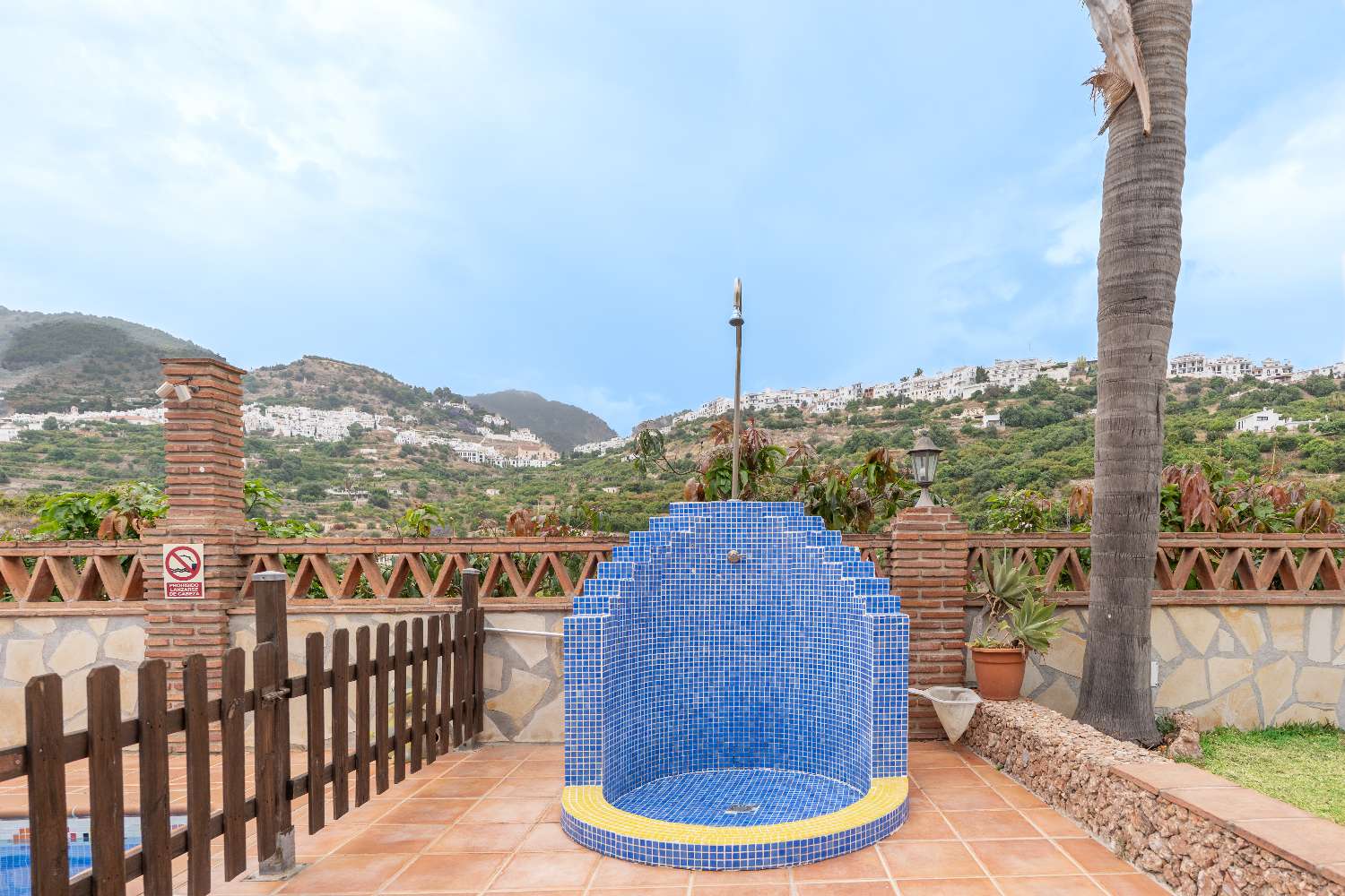 ¡Vistas a Frigiliana desde la tumbona!