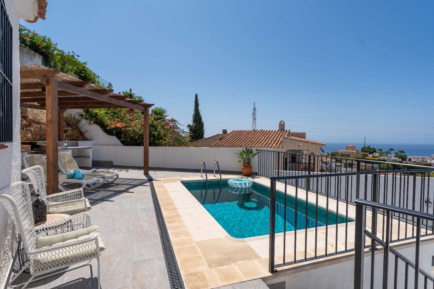 Villa con vistas al mar y piscina!