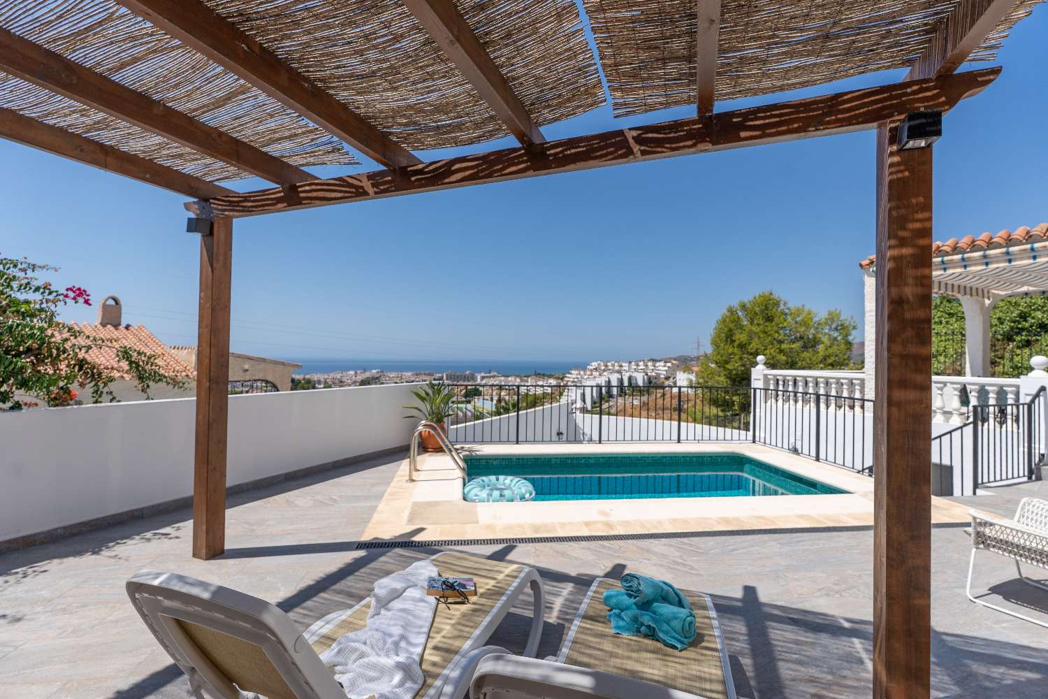 Villa con vistas al mar y piscina!