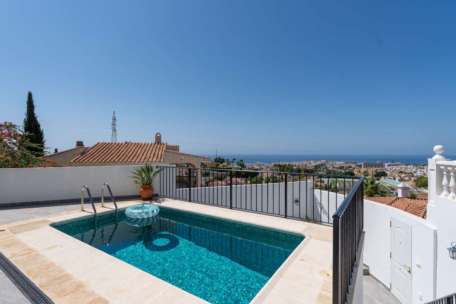 Villa con vistas al mar y piscina!