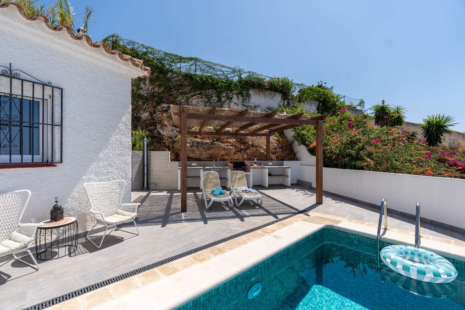 Villa con vistas al mar y piscina!