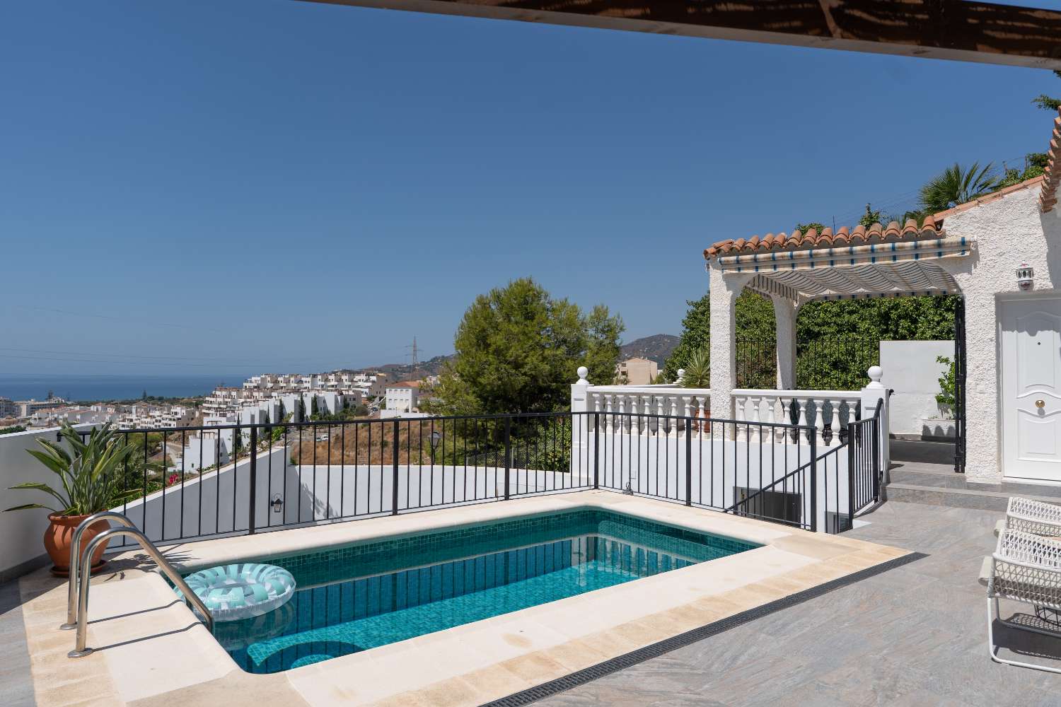Villa con vistas al mar y piscina!