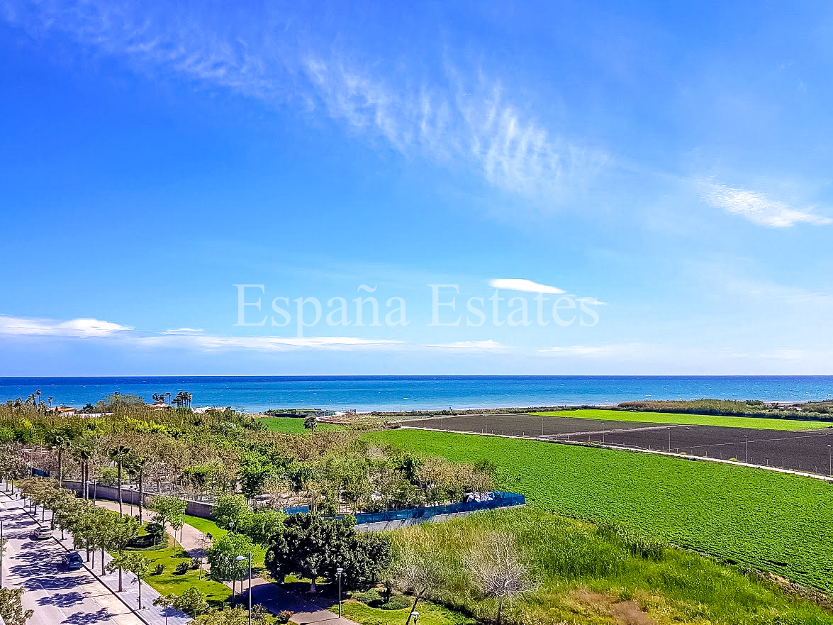 ¡Obra nueva junto a la playa!