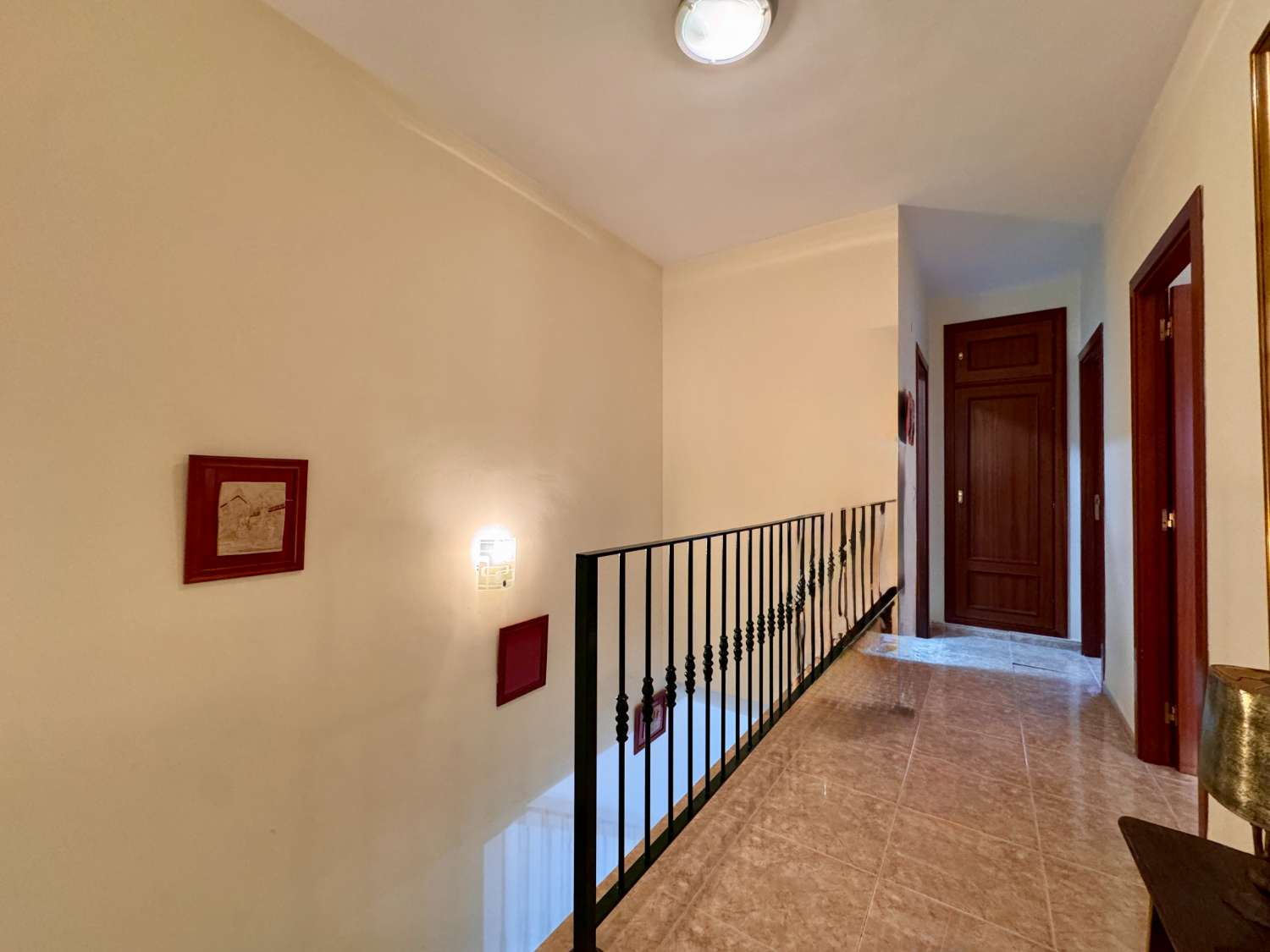 ¡Amplio adosado con garaje en el centro de Nerja!