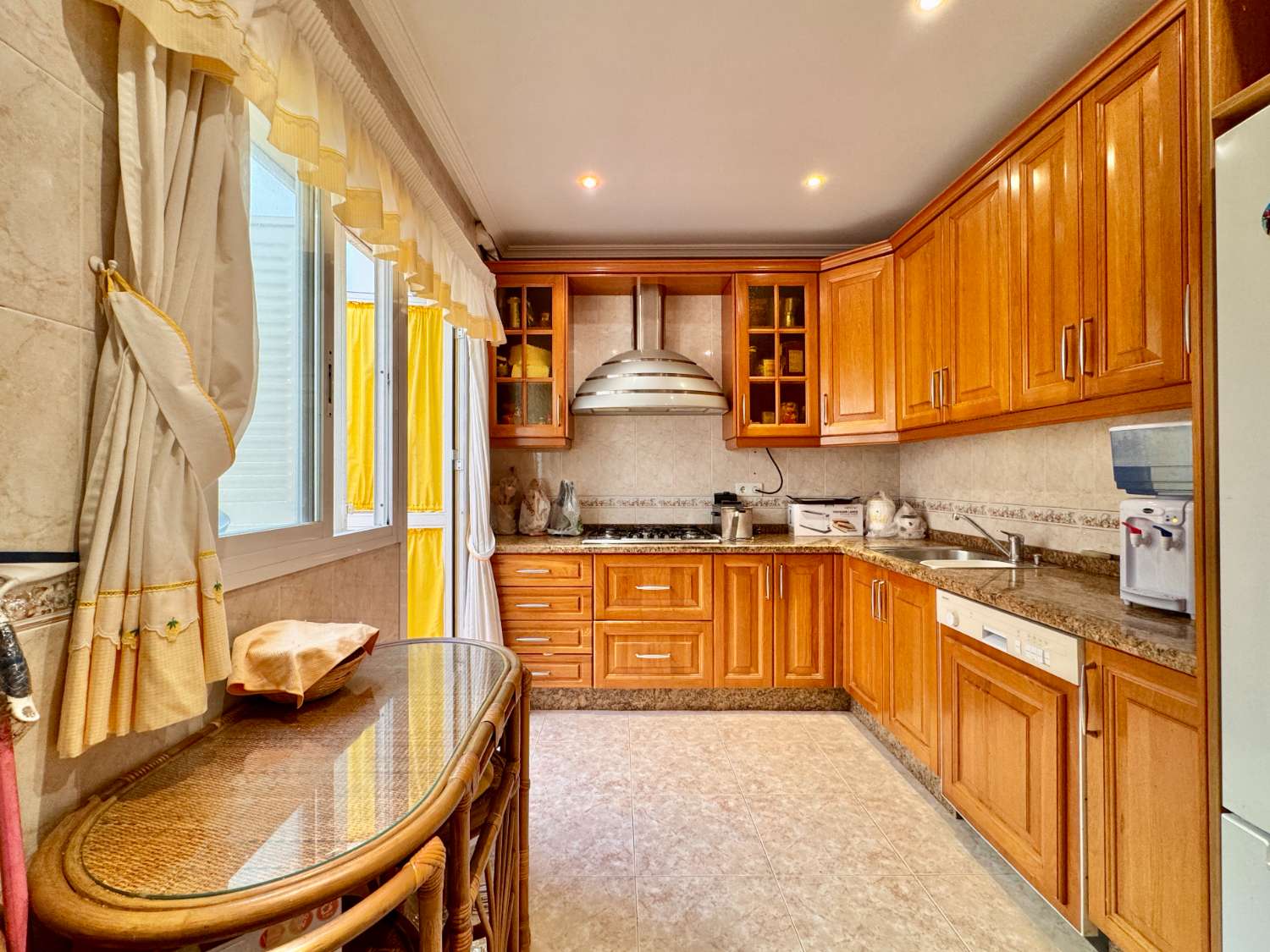 ¡Amplio adosado con garaje en el centro de Nerja!