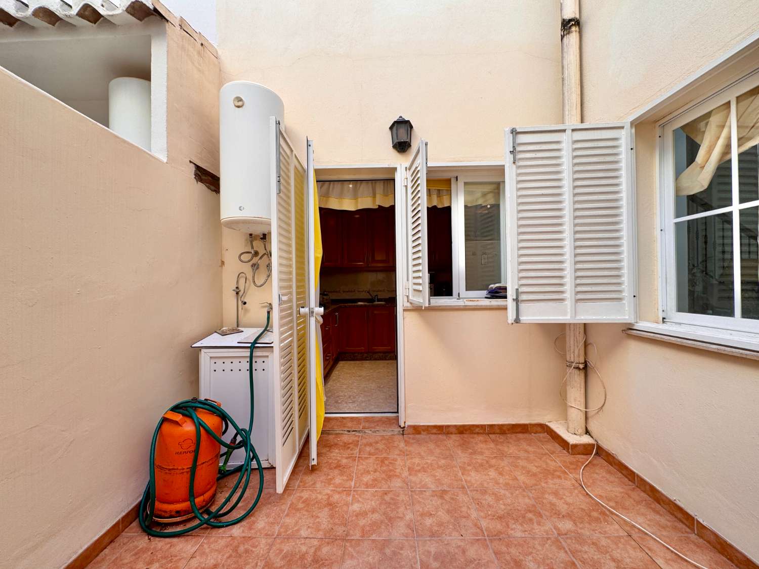 ¡Amplio adosado con garaje en el centro de Nerja!