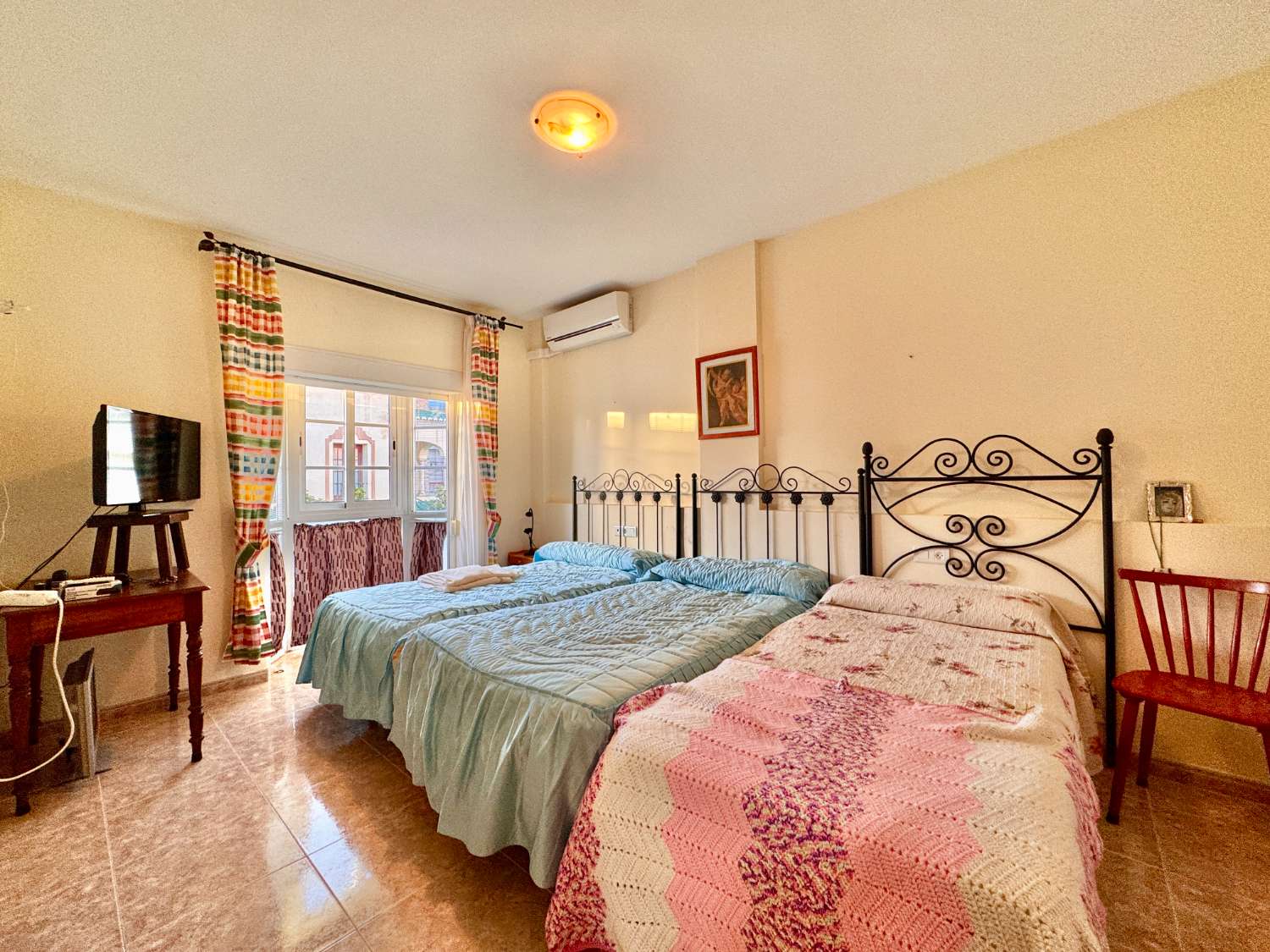 ¡Amplio adosado con garaje en el centro de Nerja!