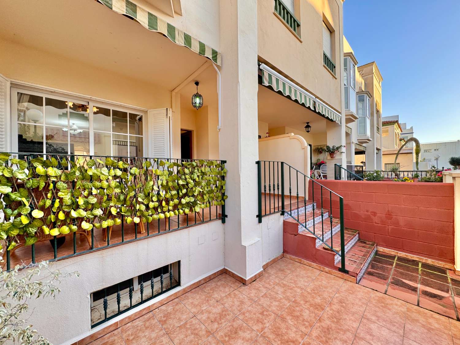 ¡Amplio adosado con garaje en el centro de Nerja!