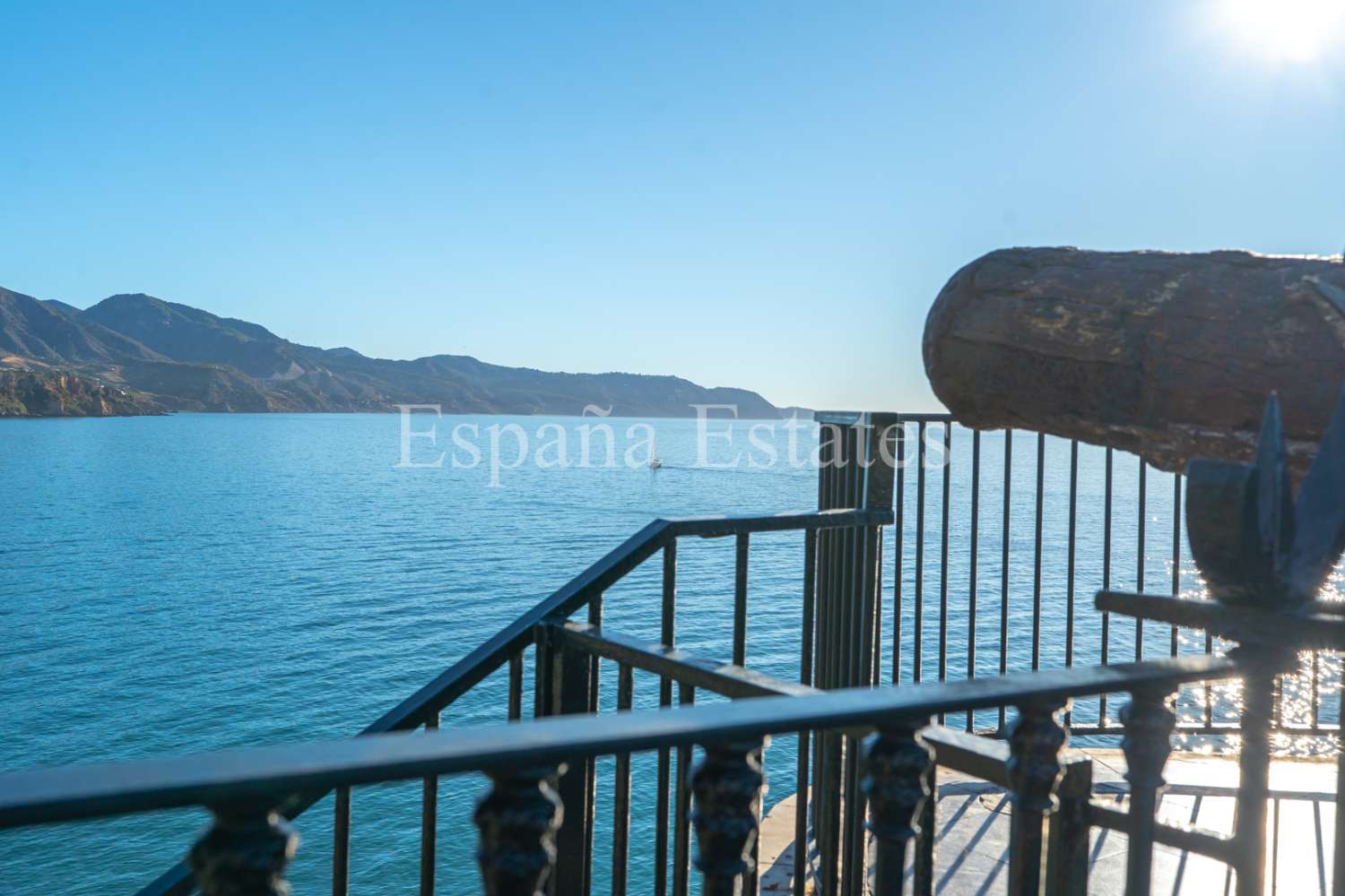 ¡Amplio adosado con garaje en el centro de Nerja!