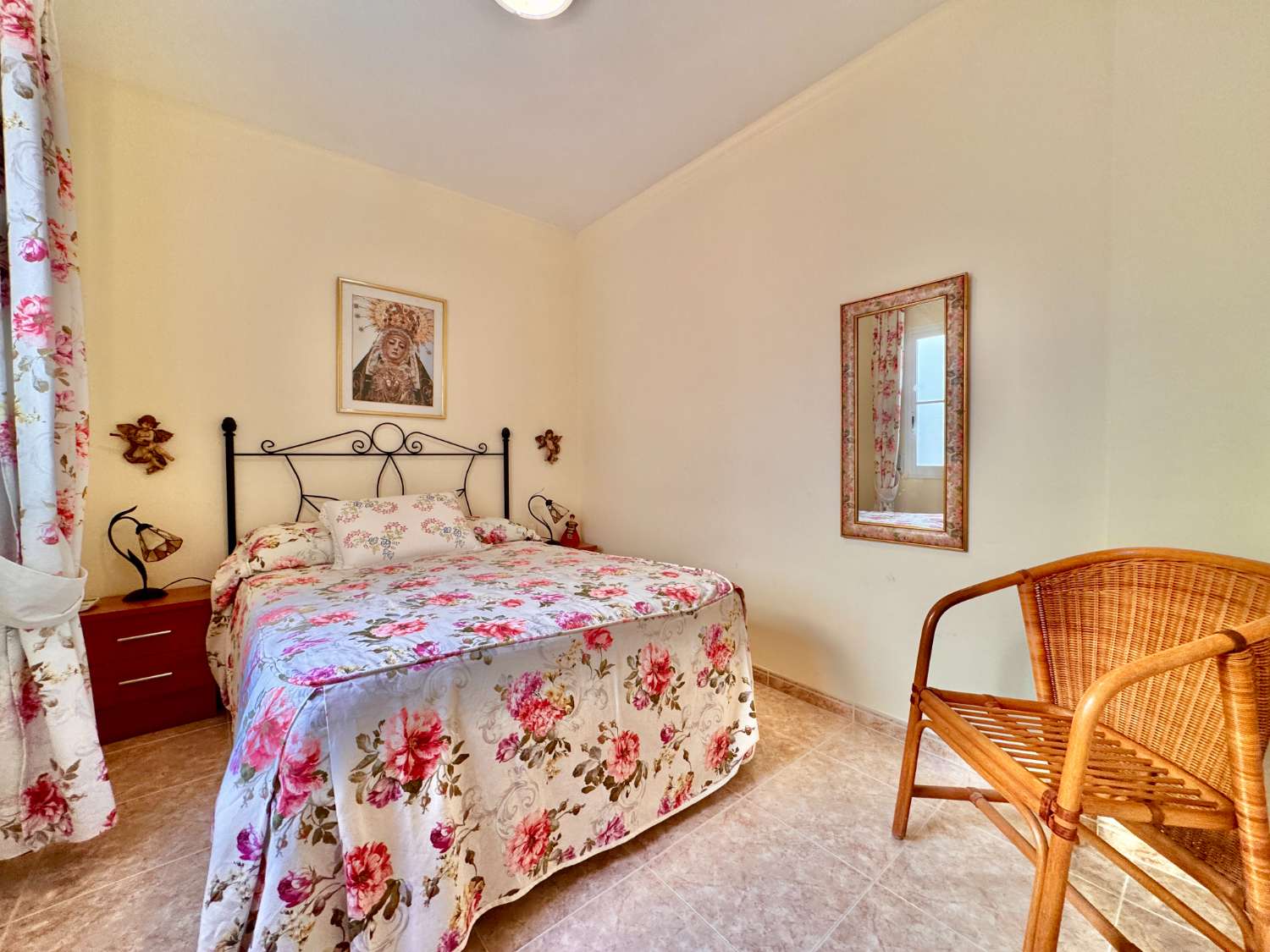 ¡Amplio adosado con garaje en el centro de Nerja!